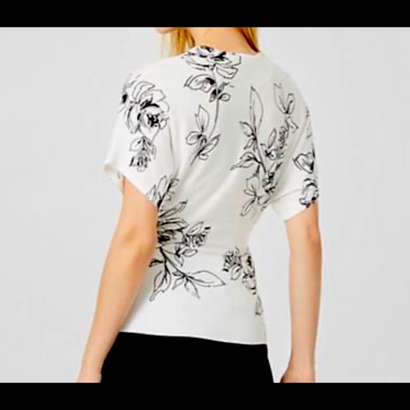 NEW! Le Chateau Floral Wrap Style Top - Picture 3 of 5
